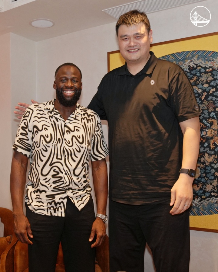 显得娇小了！勇士官方晒追梦中国行与姚明合影：在中国的传奇联动封面