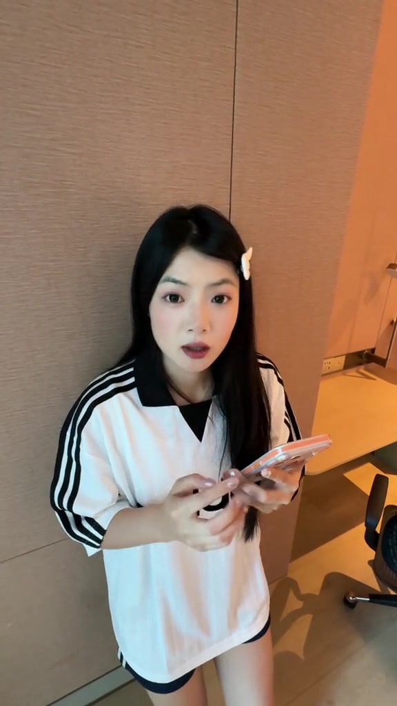 城会玩！哎哟薇COS了个篮筐 杰伦·威廉姆斯配合地完成了“暴扣”封面