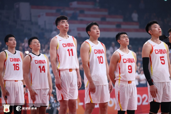 优势明显！中国男篮半场篮板数25-10领先对手 前场篮板11-1封面