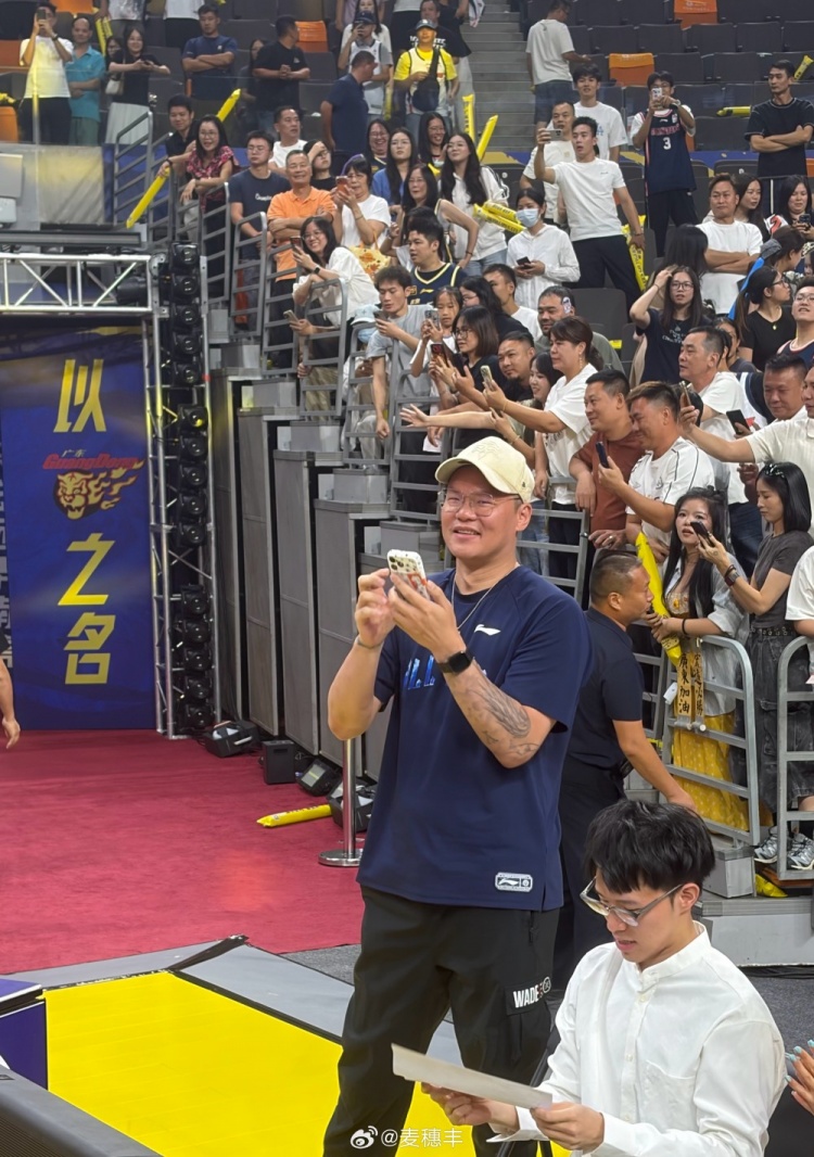 巩晓彬打趣：朱总现在都戴上眼镜了 光拍视频吃得腮帮子都胖了封面
