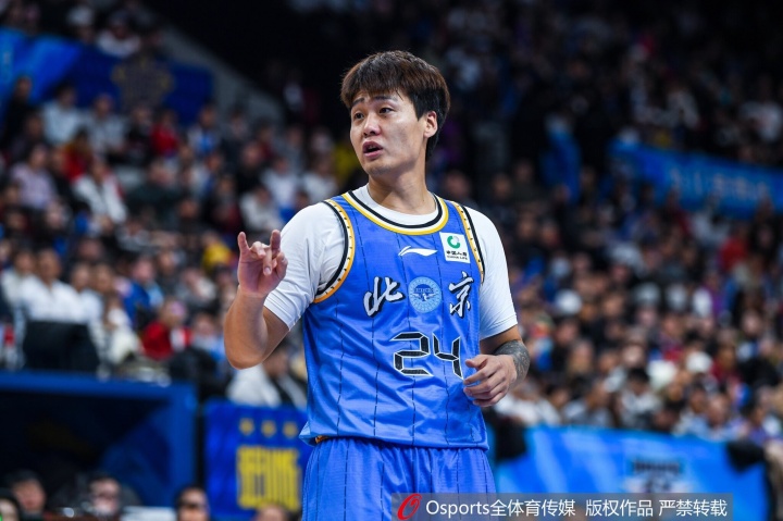 媒体人：周琦缺阵 赵睿跟其他队友比较难打出流畅的挡拆配合封面