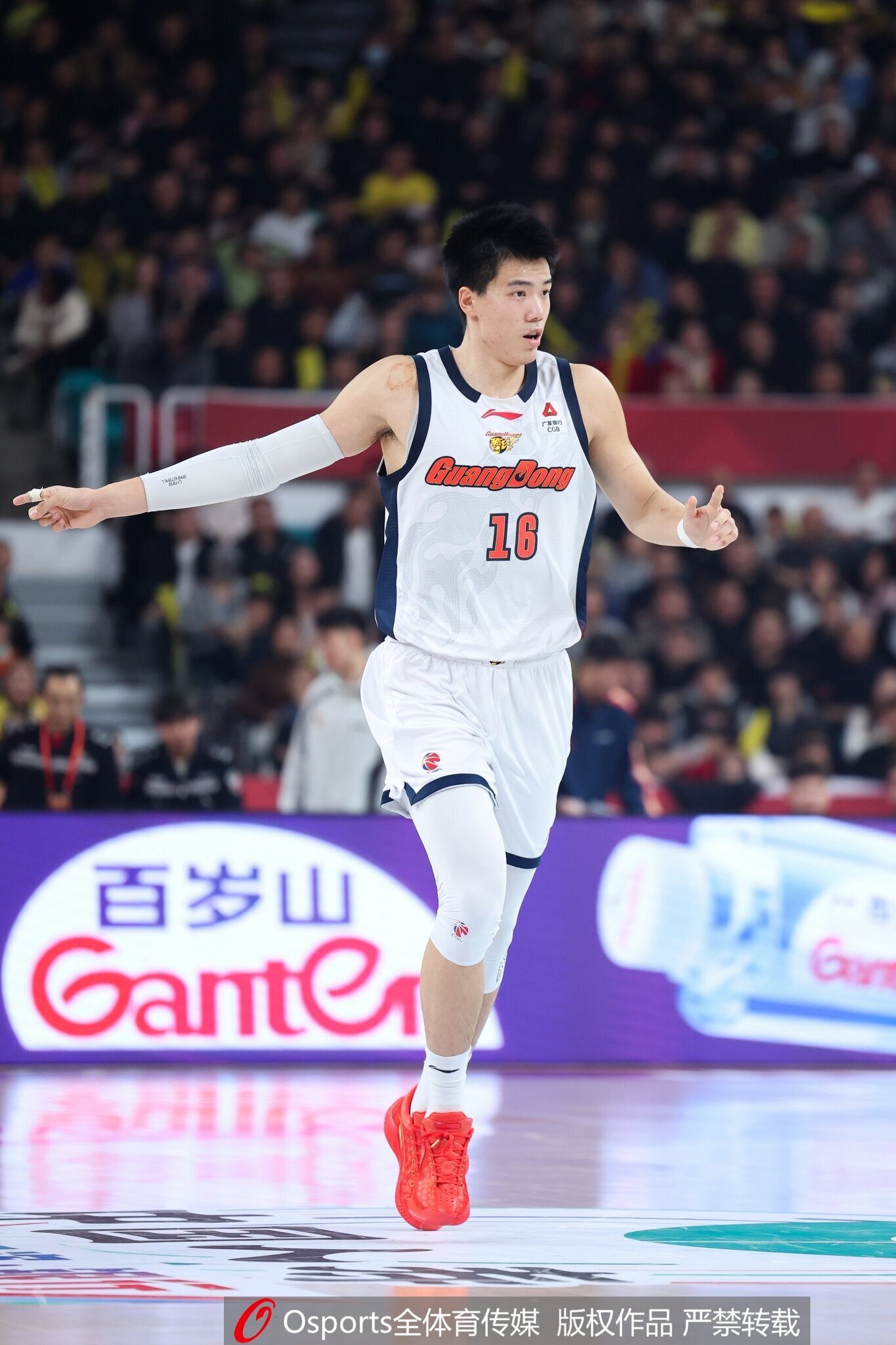夏振峰正式加盟广州！去年三方交易：陈国豪去广州 焦泊乔去广东封面