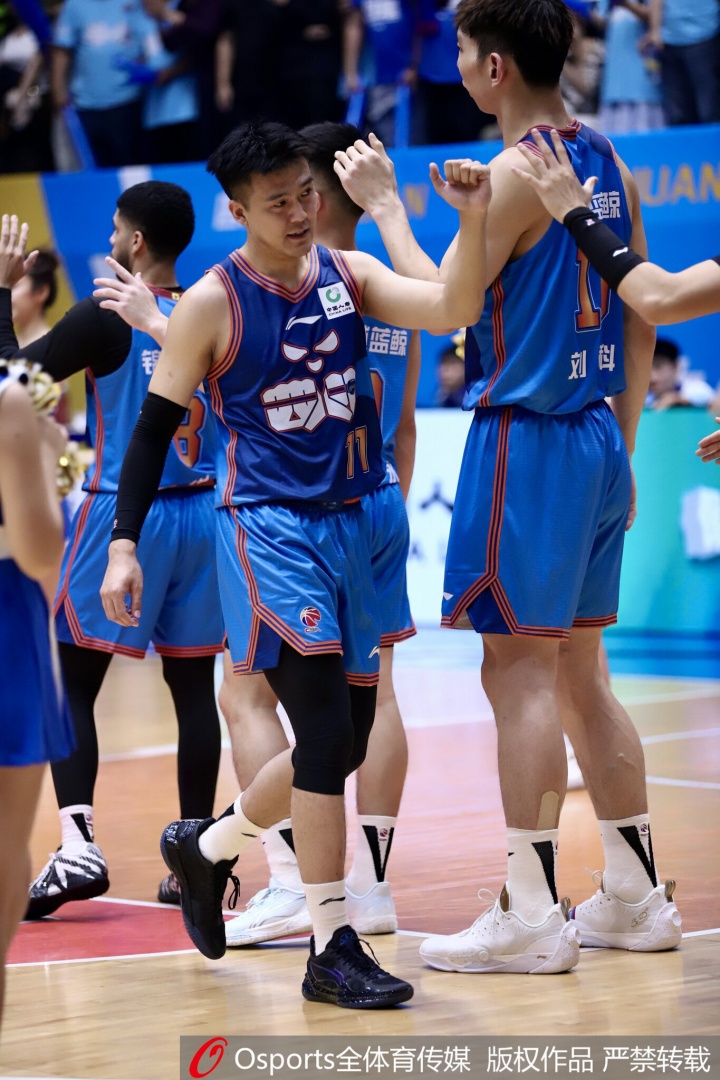 媒体人:还得是奇哥 回归四川男篮的首战就赢了 成都的王!封面