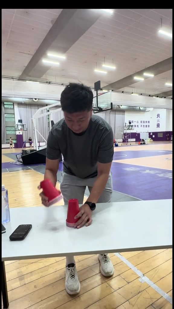 来自北控男篮课间休息的叠杯子竞速赛 猜猜谁最快封面