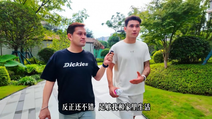 摩托比车贵！拜合拉木谈收入：不能说，够家里生活，也给公益捐款封面