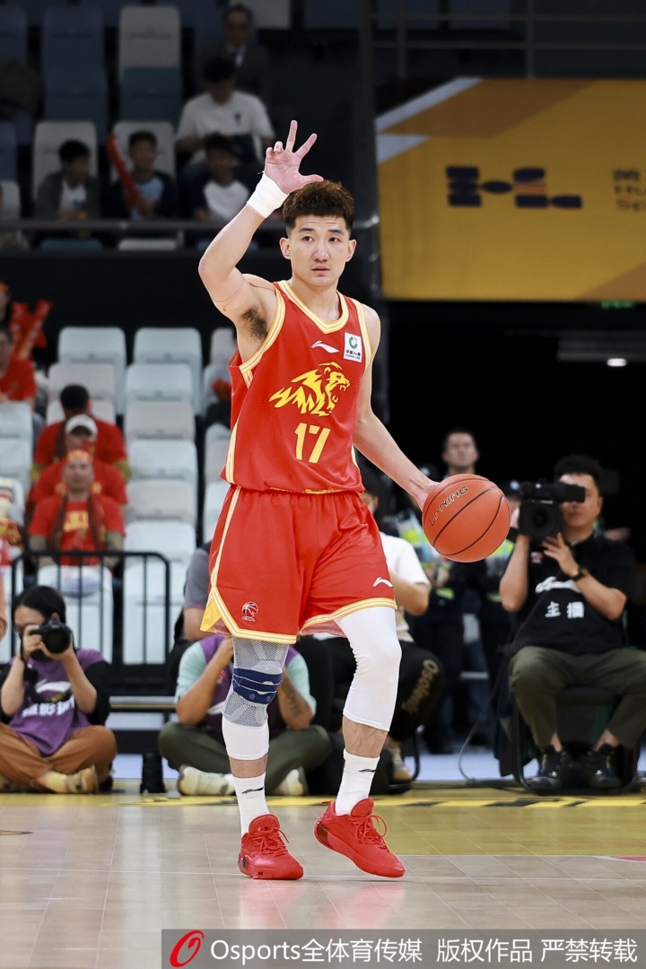 孙铭徽崴脚伤退 广厦男篮：离场后去医院检查 结果第一时间公布封面