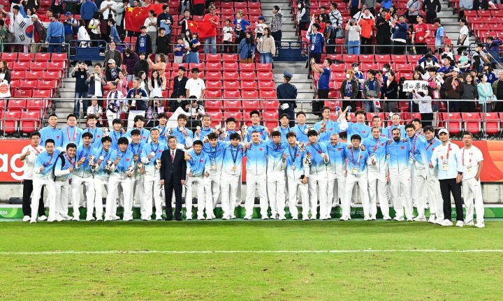 【合影时刻】U23国足全员领取亚运男足铜牌 安东尼奥站在C位封面