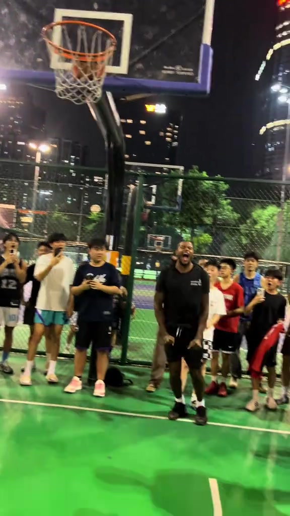 百分大战结果如何？陈泽文送空接 杰伦·格林高高跃起单臂砸扣封面
