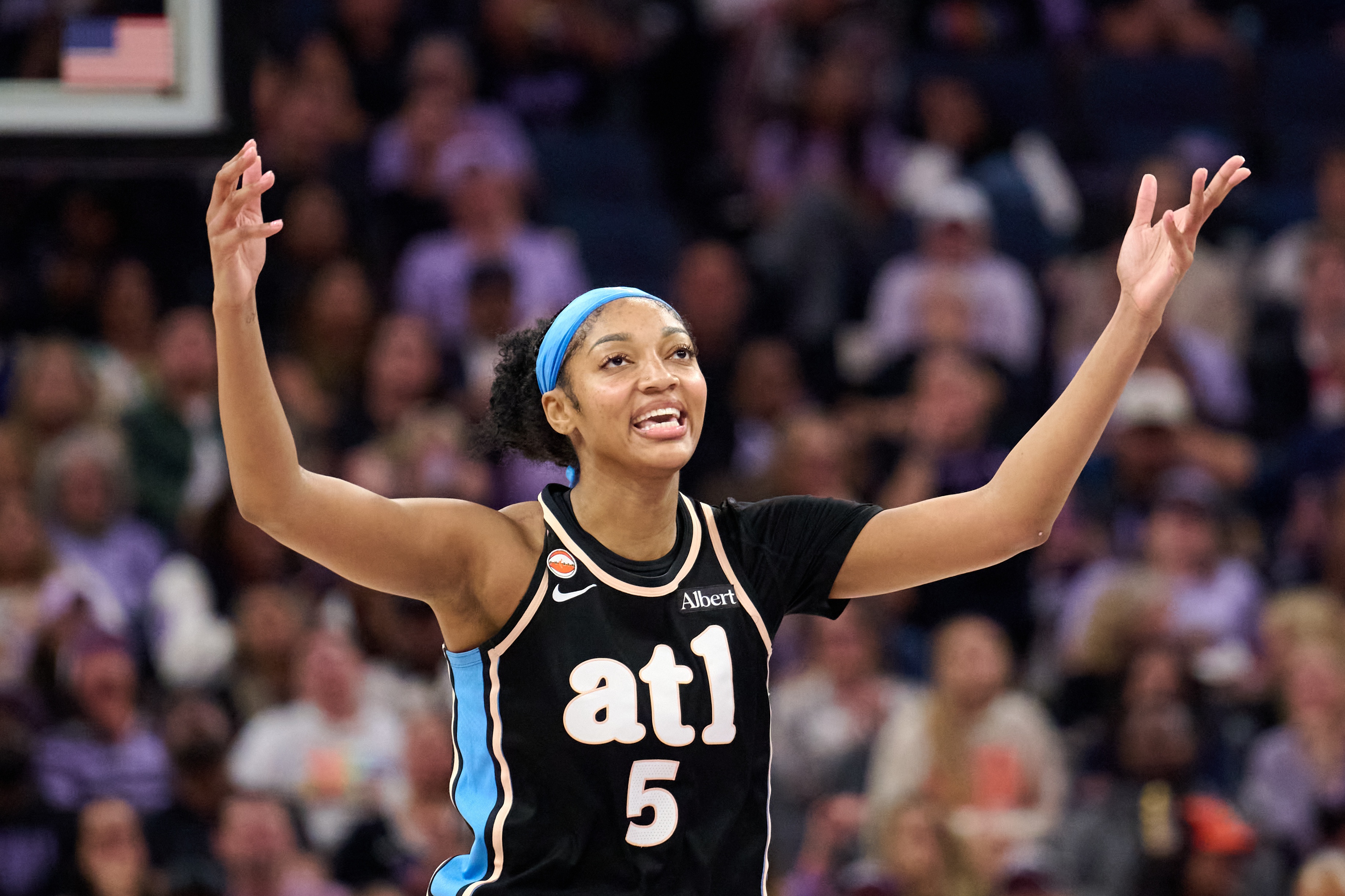 里斯篮板遥遥领先WNBA 但因自铁自抢太多被嘲讽“Mebound”封面