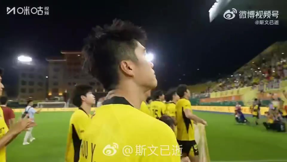 从未放弃心中的理想!广州豹冲超成功后,全场齐唱《海阔天空》封面