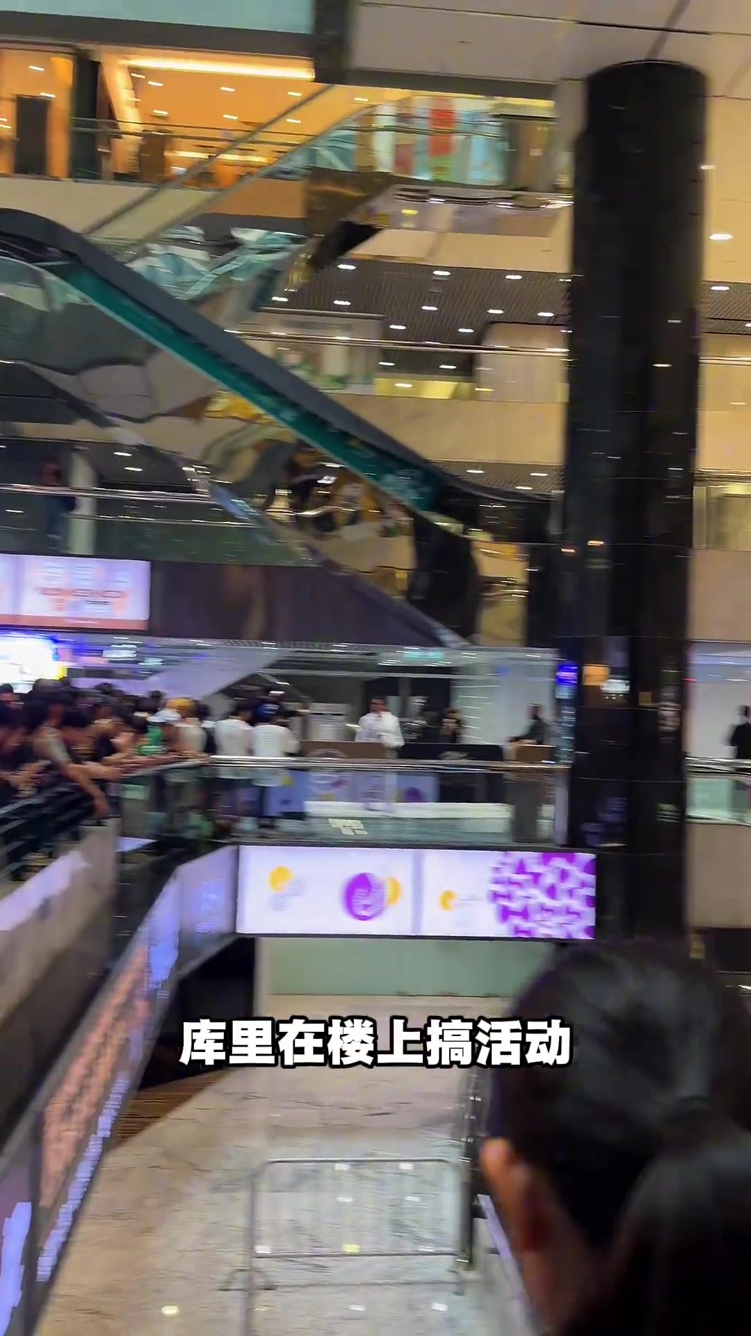 松弛感拉满!库里在中国香港商场做活动 楼下客人该吃吃该喝喝封面