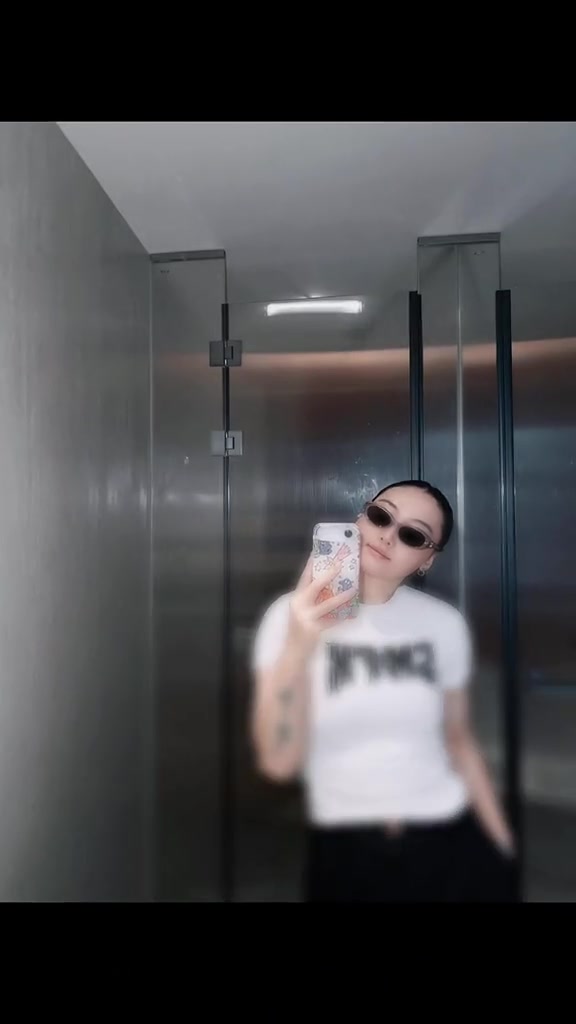 又美又飒！武桐桐晒近况视频：照片不行 滤镜来凑封面