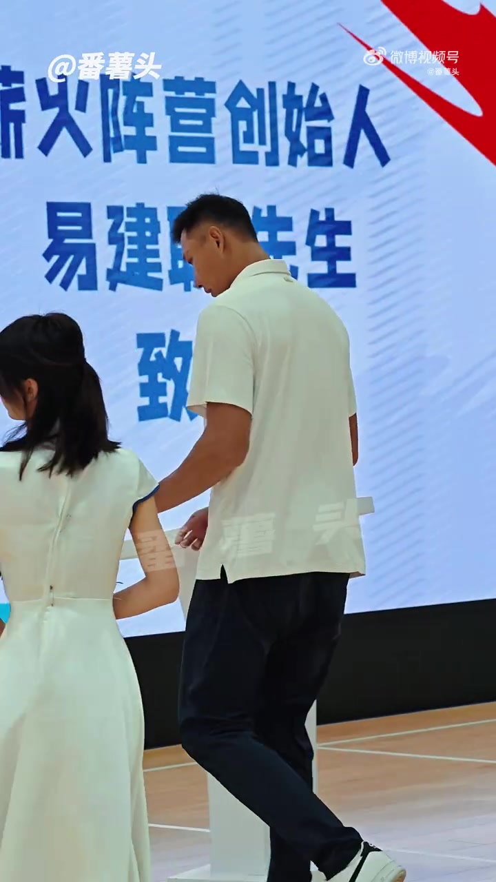 好久不见!易建联现身深圳 出席旗下薪火阵营活动封面