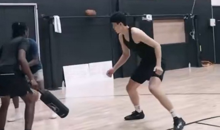 拓媒晒杨瀚森训练片段：休赛期训练 小杨要开启“恐怖模式”了封面