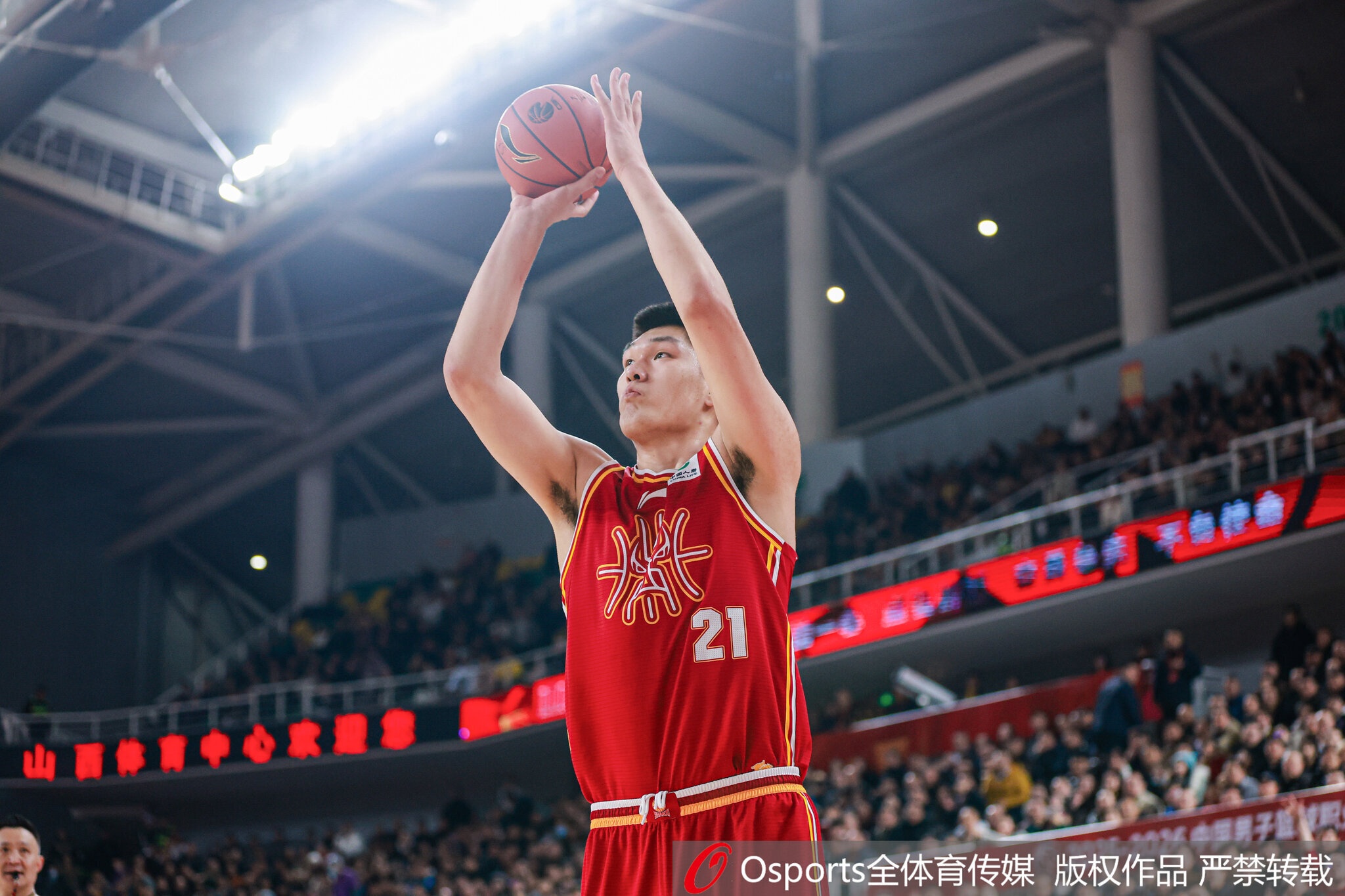 高度优势明显!刘传兴半场6中3拿到8分5板1断 3前场板封面