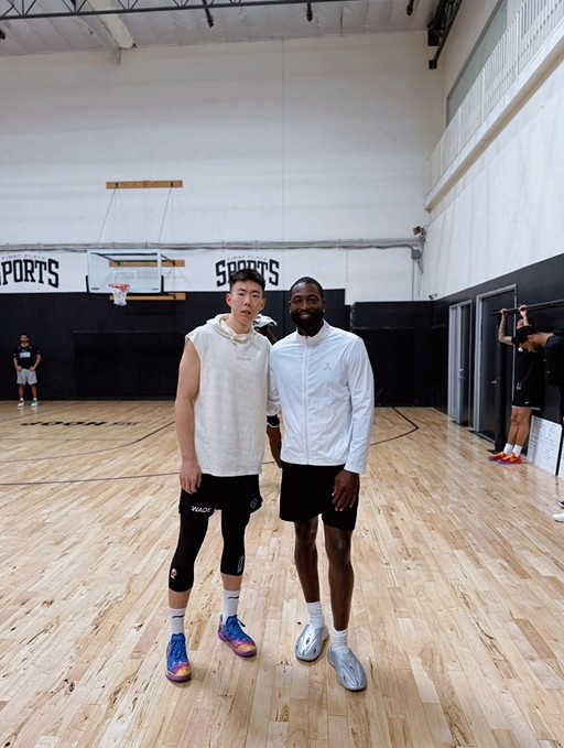 下赛季化身青岛闪电侠？段昂君晒与韦德的合照：💪🏀封面