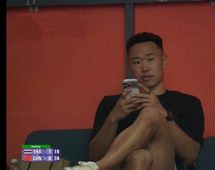 上赛季MVP！贺希宁现场观战亚运会女排半决赛中国VS泰国的比赛封面
