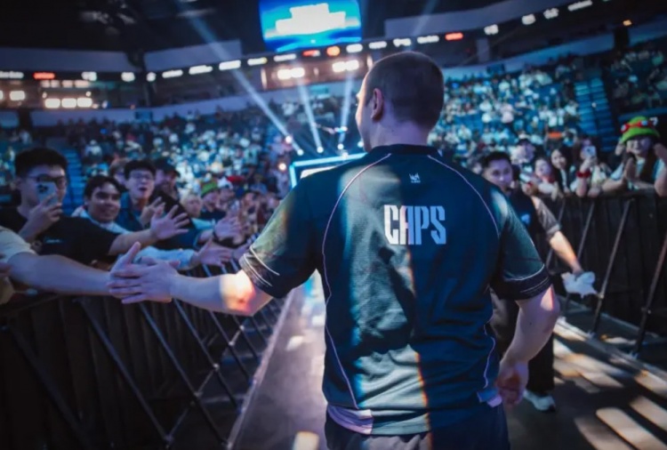 Caps：一直很仰慕Uzi和Faker；感觉LPL有些误读版本封面
