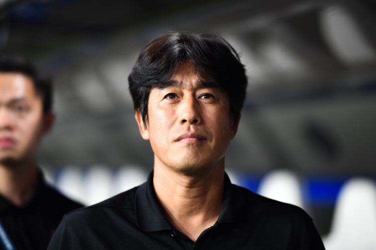 川媒:徐正源重返成都,为数不少的成都球迷前去接机封面