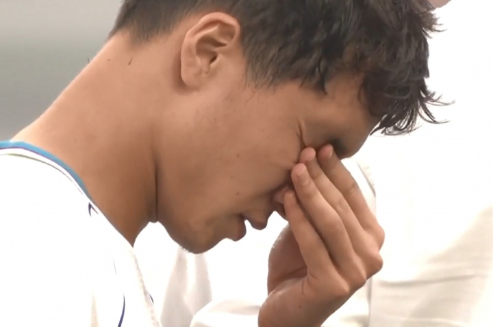 点球败给U23国足!乌兹别克球员赛后捂住眼睛,门将坐地埋头封面