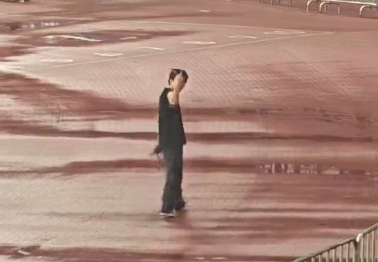 津门虎跟队记者转发视频：三镇主场工作人员对看台竖中指封面
