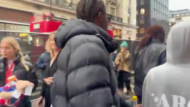 引发围观!伦敦街头有人冒充亚马尔,雇私人保镖逛街封面