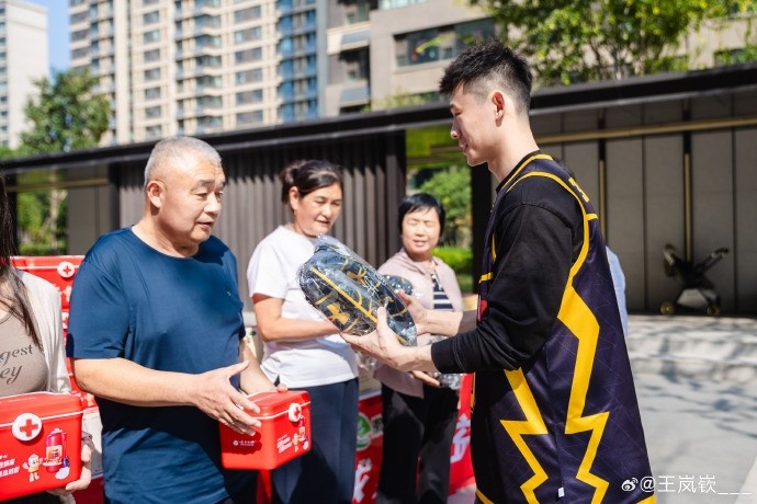 王岚嵚晒公益活动照 现身济南社区用篮球传递热爱封面