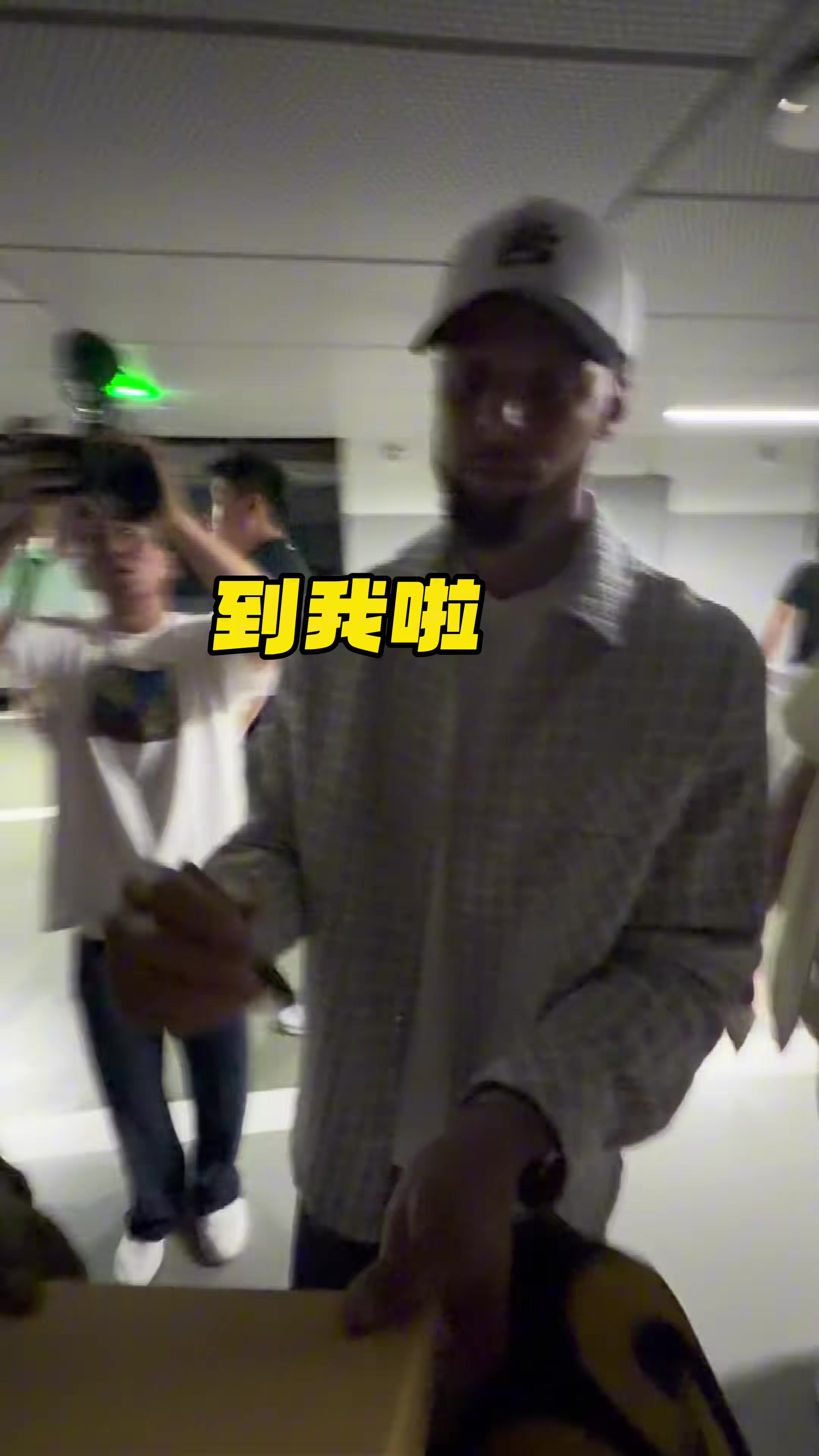 本尊的肯定!球迷剪带有库里品牌logo的发型 库里看后表示很喜欢封面
