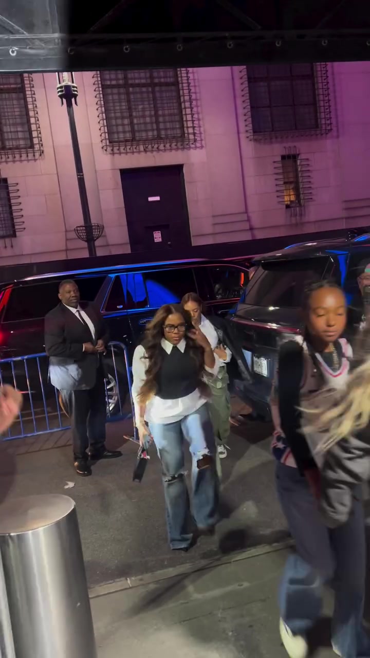 家庭美满!詹姆斯妻子和女儿今日来到纽约 见证老詹76人生涯首秀封面