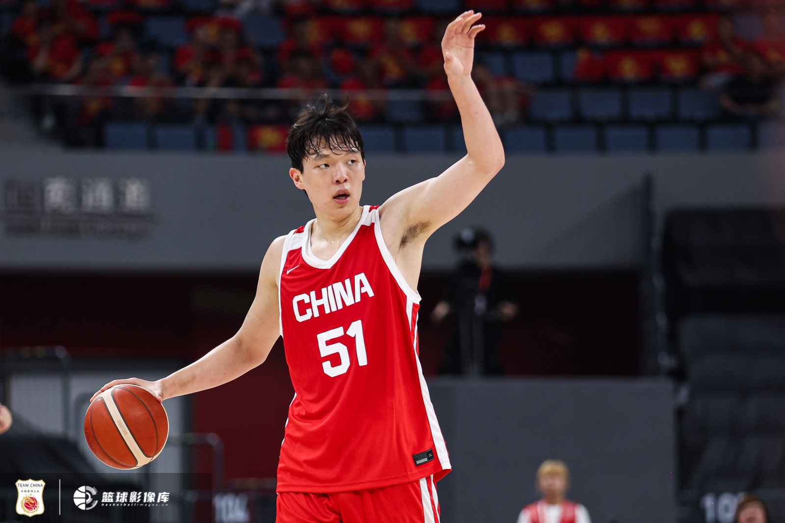 媒体人：杨瀚森低位真练出来了 一招一式真扎实 稳定虐菜也是本事封面