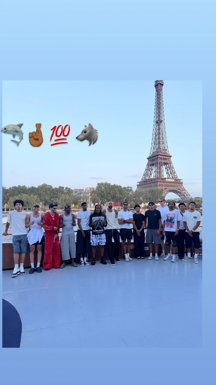 将在法国合练！道苏姆发森林狼全队埃菲尔铁塔前合照封面