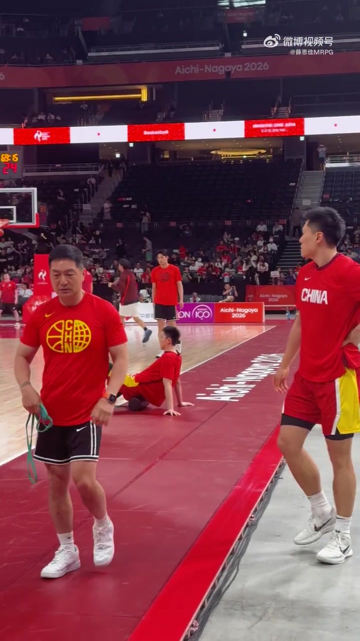 记者:赵嘉义&李弘权出场热身 将出战中国男篮与日本男篮的比赛封面