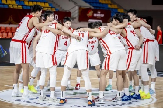 🏀U18男篮亚洲杯-中国U18男篮大胜斯里兰卡取开门红 杨易轩23分封面