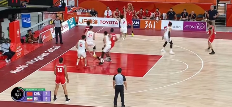低迷！中国男篮开局4分钟仅靠胡金秋拿到2分 2-8落后伊朗封面