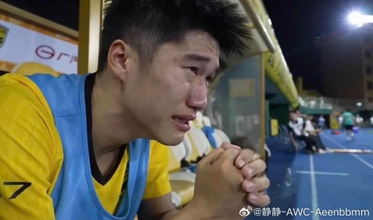从见证广州队解散到助广州豹冲超!博主:侯煜在替补席流下男儿泪封面
