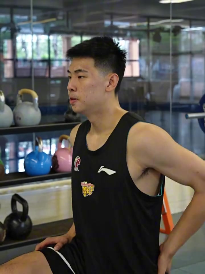 广东男篮晒训练视频：归队开练！胡明轩&崔永熙&焦泊乔全力备战中封面
