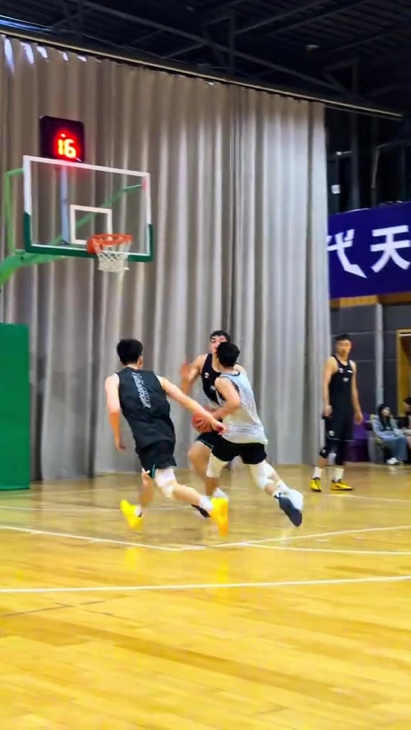 挥洒汗水！四川男篮晒球队训练视频：团结一致 努力拼搏封面