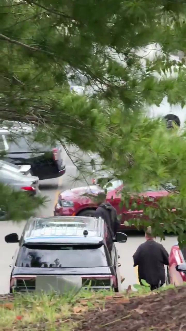 热情似火！赛后停车场费城球迷热情呼唤詹姆斯 老詹转身挥手致意封面