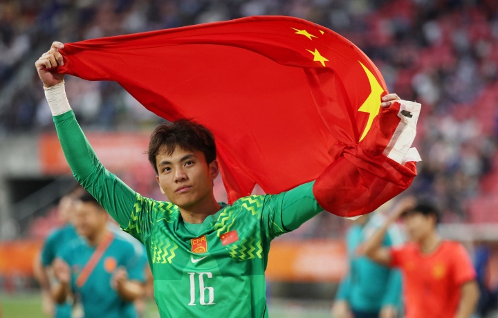 帅不帅！李昊赛后双双高高举起五星红旗庆祝！封面