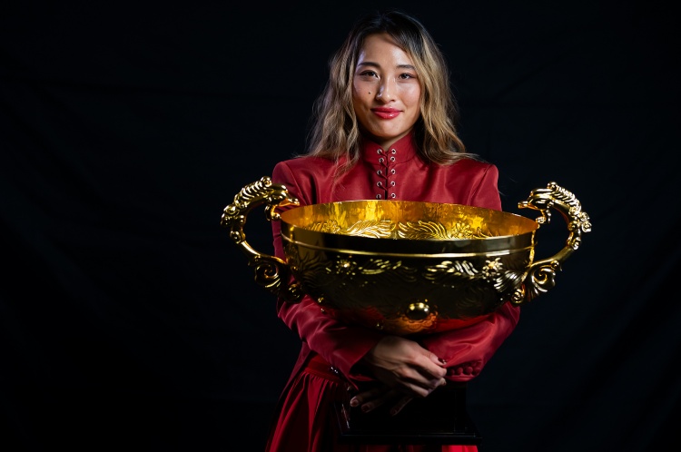 追逐偶像的步伐!24岁郑钦文首夺WTA1000 29岁李娜拿下大满贯冠军封面