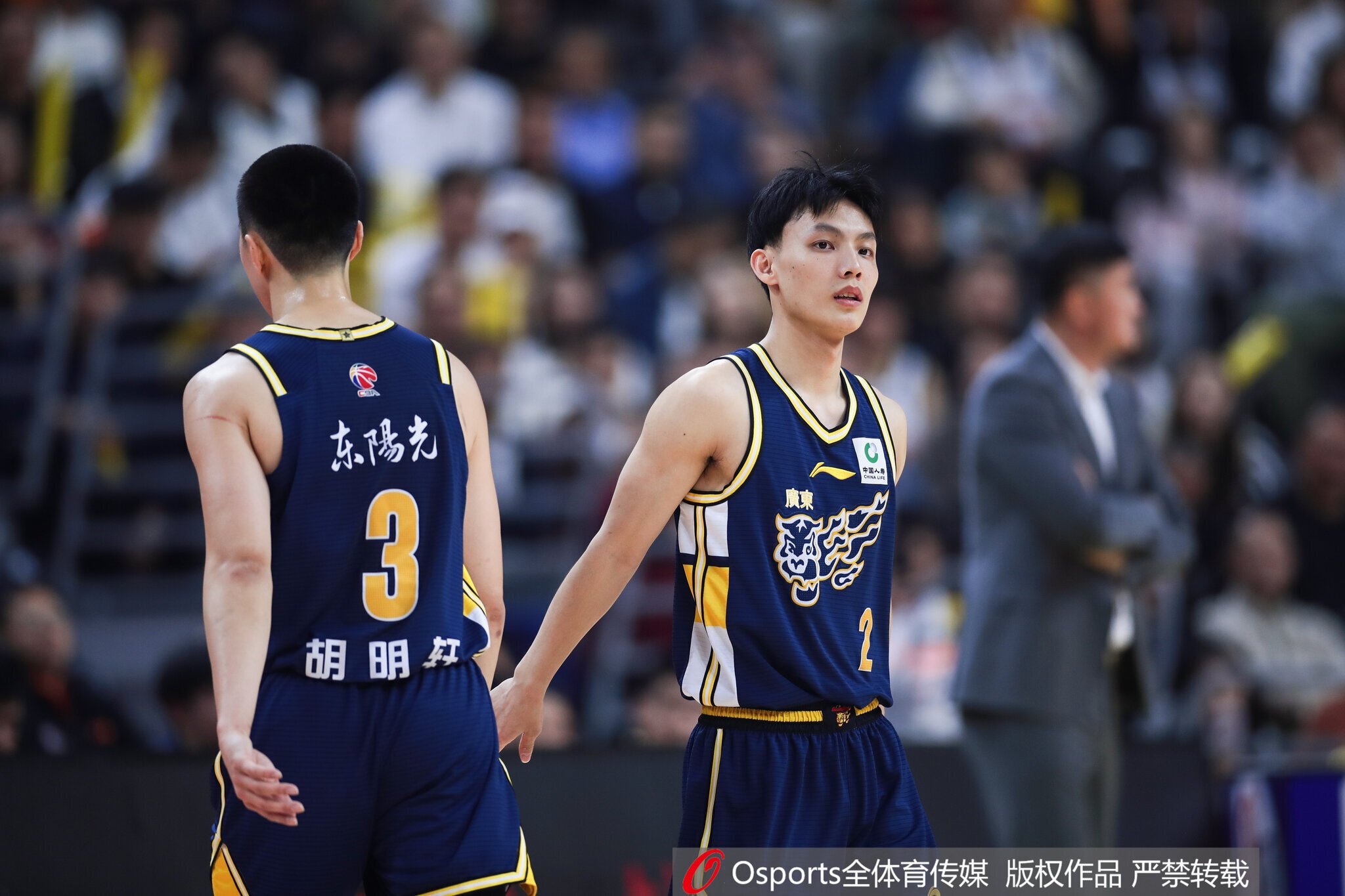 记者:之前愿为杜锋玩命的球员现在也没那么紧密了 双方都有问题封面