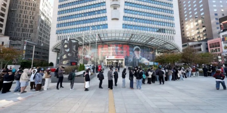 韩邮政部长：Faker纪念邮票网上已售罄，线下仍有400人排队封面