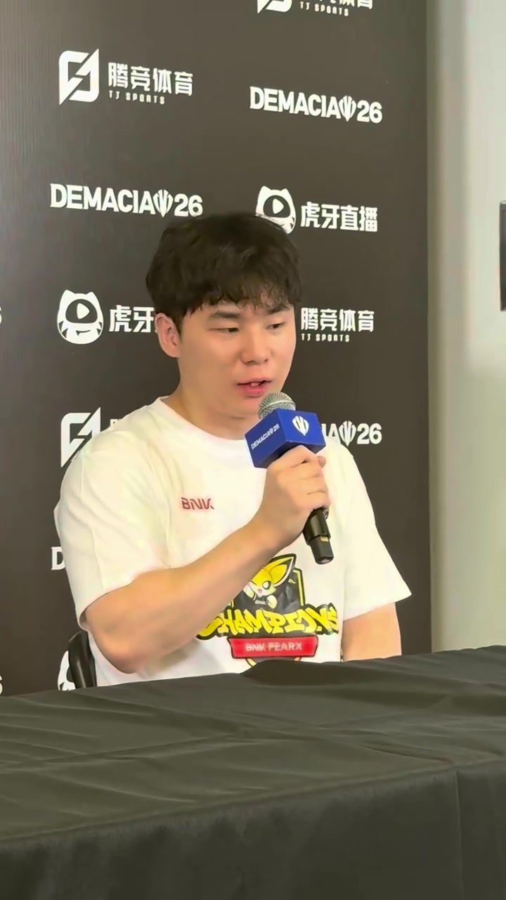 BFX教练:在这届德杯里,我们队是比较高规格的选手和队伍封面