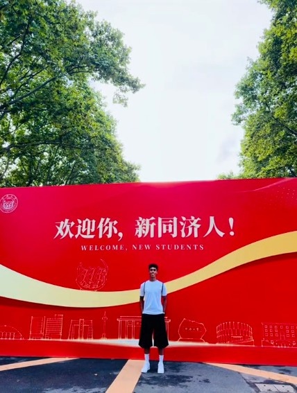 辽宁铁人后卫张洪福到同济大学报到，母亲晒照：你好，新同济人封面