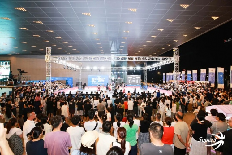 万人观赛名场面回归！一颗篮球燃动一座城封面
