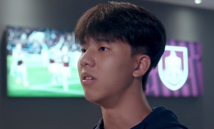 张家鸣:我射门很好有一定的速度,积攒了很多在欧洲比赛的经验封面