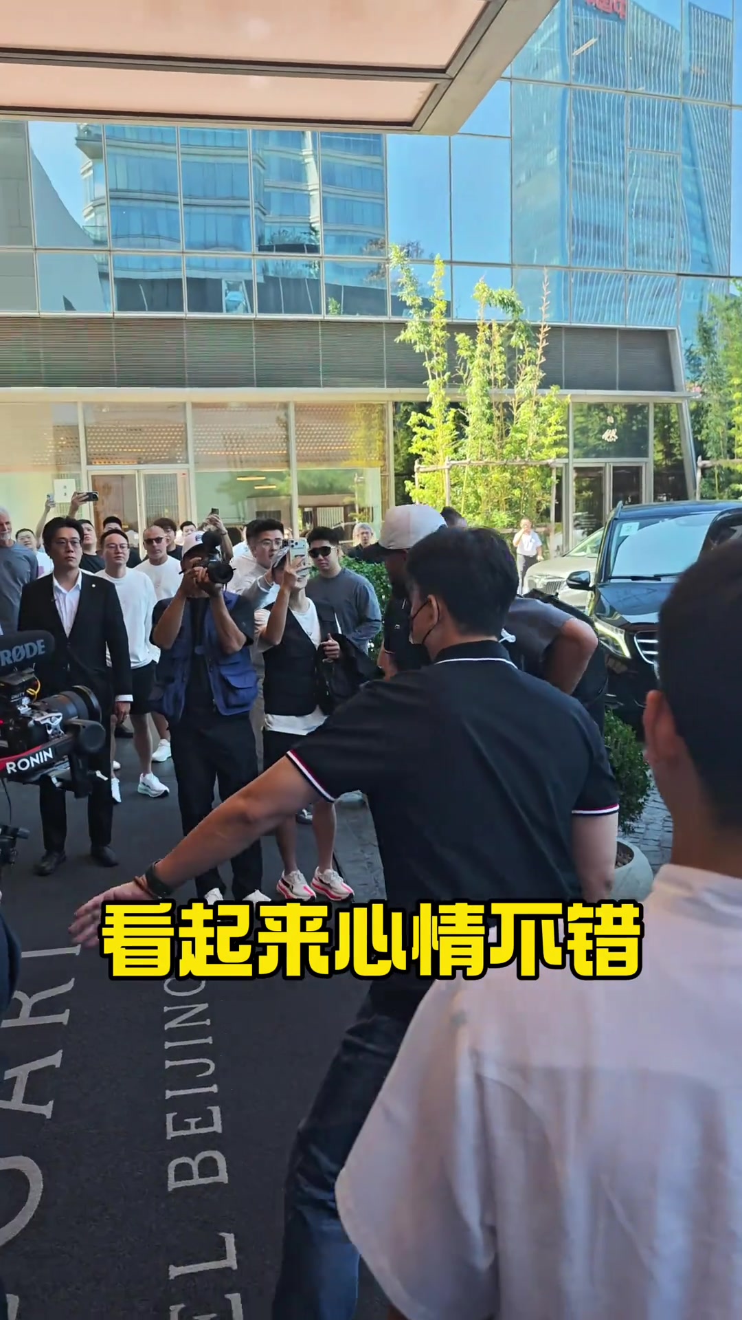 签名停不下来！库里抵达北京正式开启中国行 直言最喜欢韦德12封面