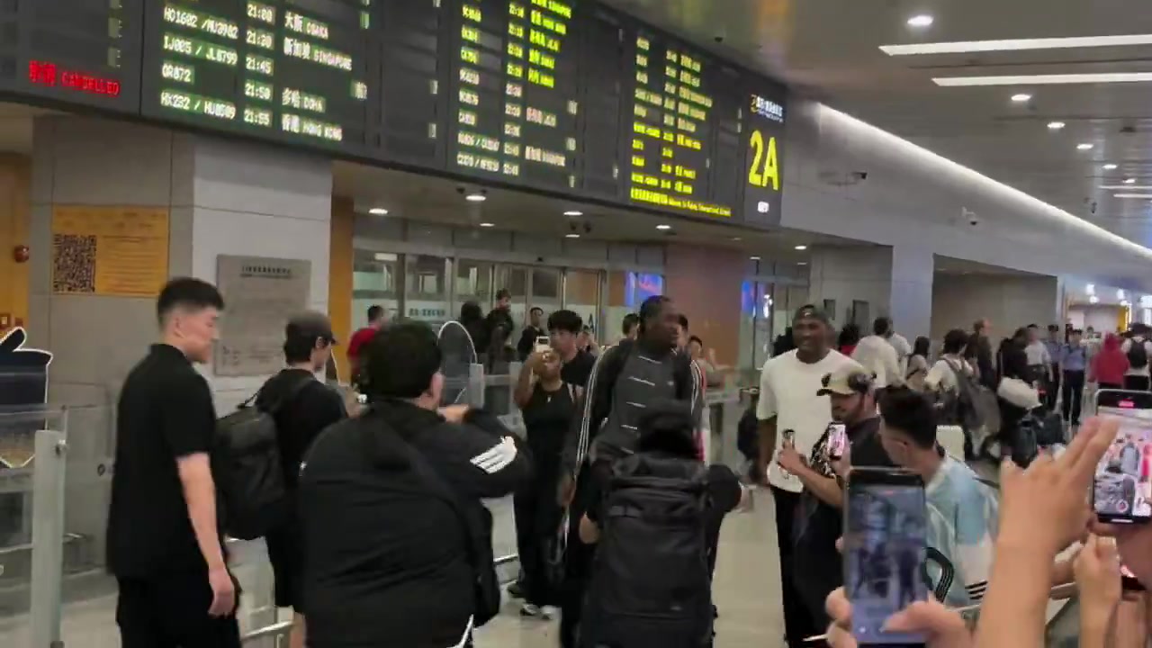 第二次中国行！杰伦威抵达上海 遇到大量球迷开启疯狂签名模式封面