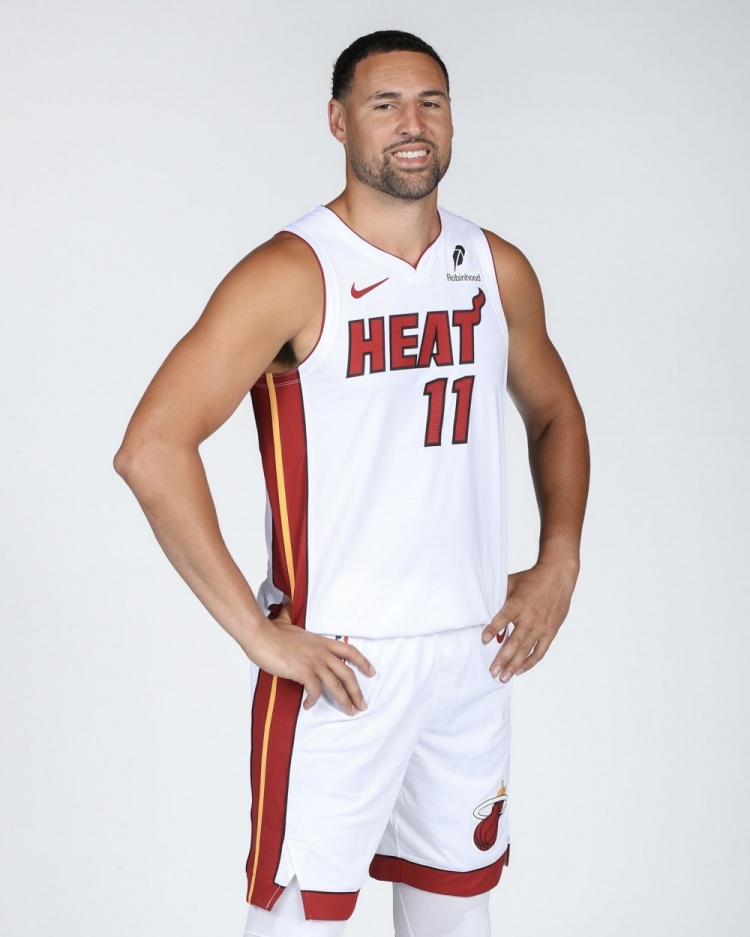 新造型亮相！NBA官方晒克莱身穿热火新战袍封面