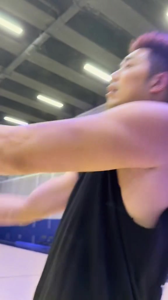 阳光大男孩！吴冠希晒近况视频：玩得开心点封面